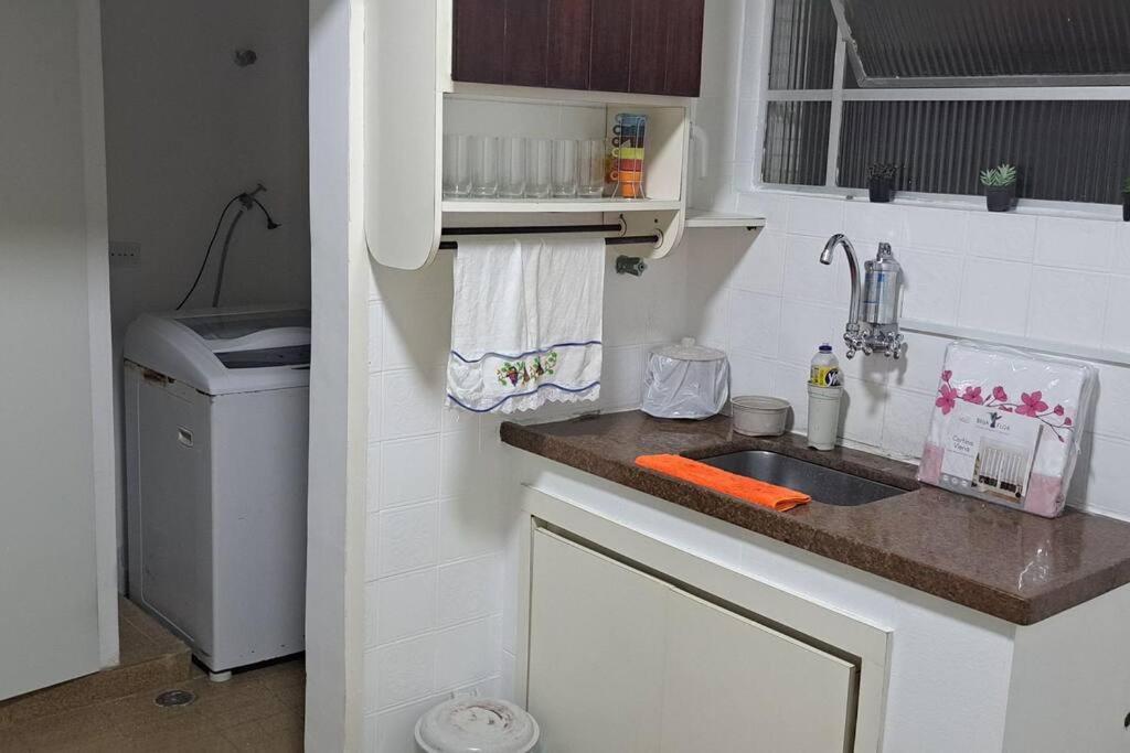 Apartamento Charmoso A 400Mts Da Praia Da Enseada Гуаружа Екстериор снимка